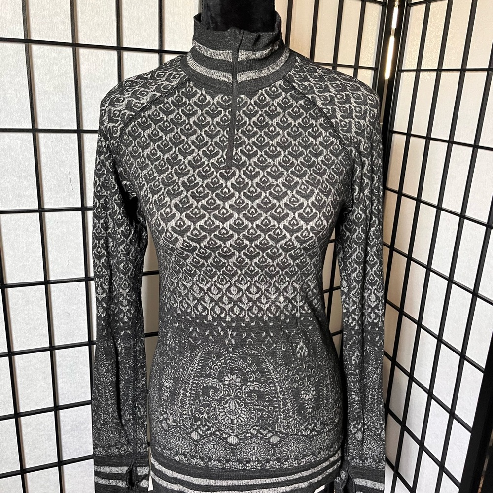 Athleta Black and White Fitted Ribbed Sweatshirt